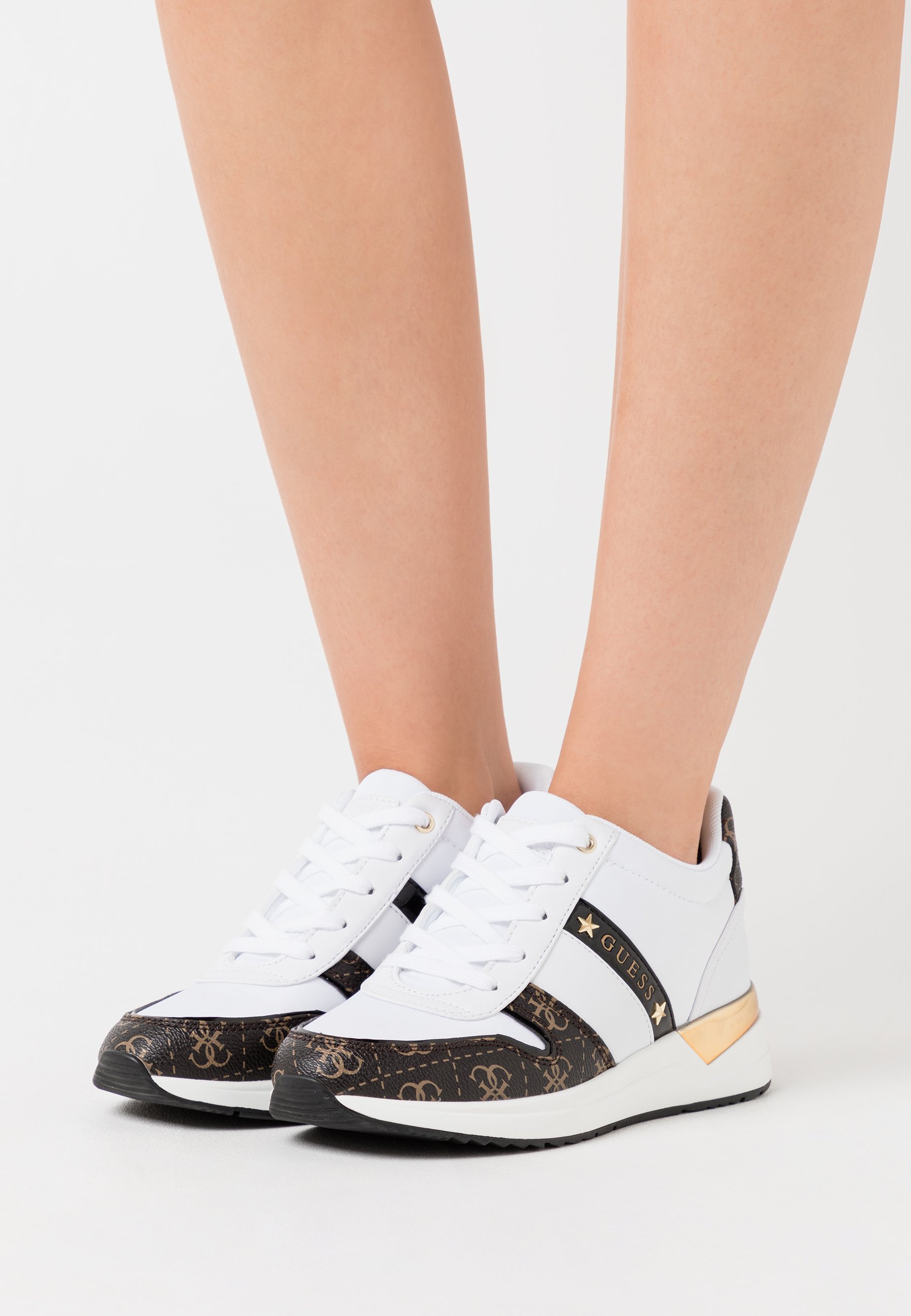 Basket guess très peu porter T38 blanche orange et noir - Vinted