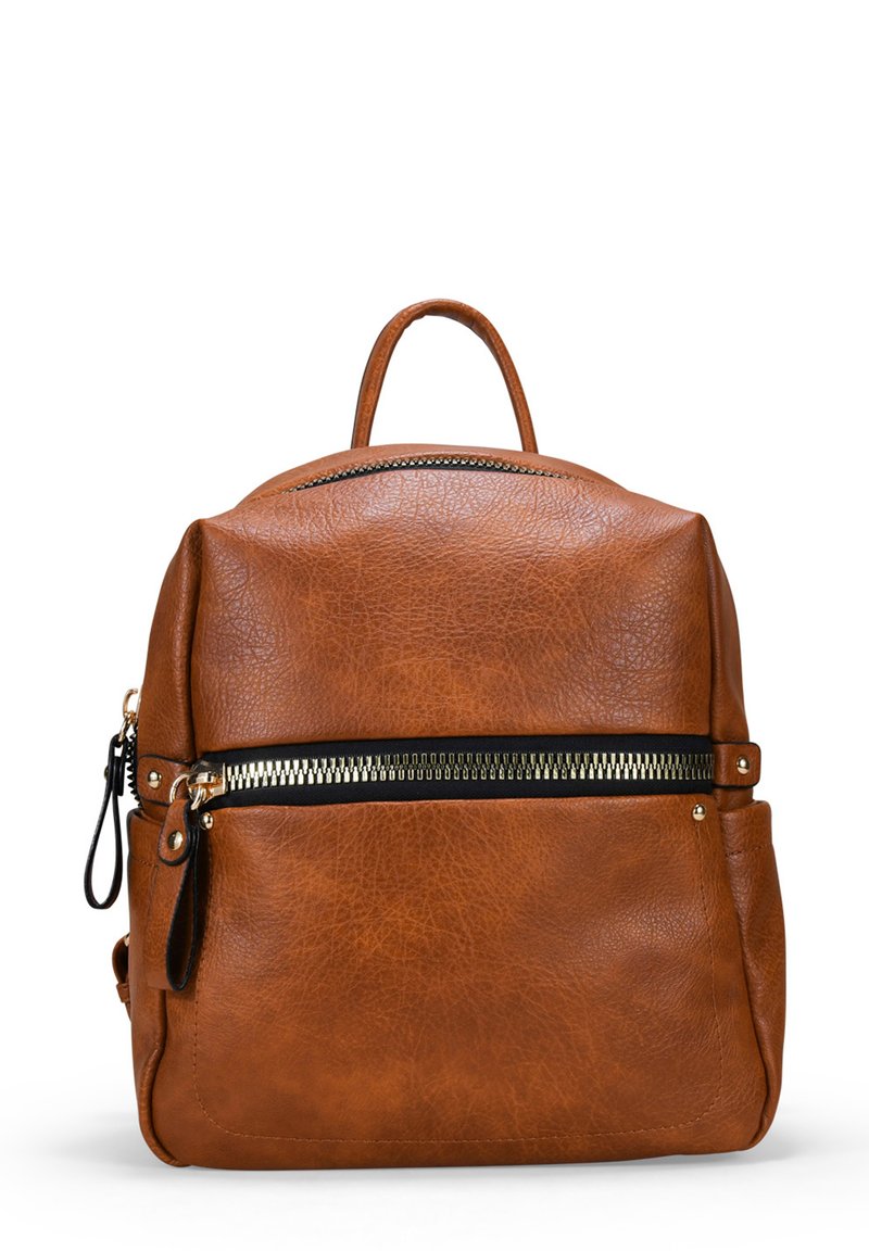 Mochila de piel marrón con un acabado texturizado, detalles en cremallera dorada, asa superior y bolsillo frontal. Diseño compacto y estructurado.