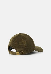 Casquette de baseball en corduroy vert olive avec sangle ajustable et petite étiquette Barbour dorée à l'arrière, présentée sur un fond blanc.