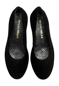 Ballerine in suede nero con punta arrotondata liscia, suole interne imbottite con perforazioni per la traspirabilità e un logo dorato all'interno.