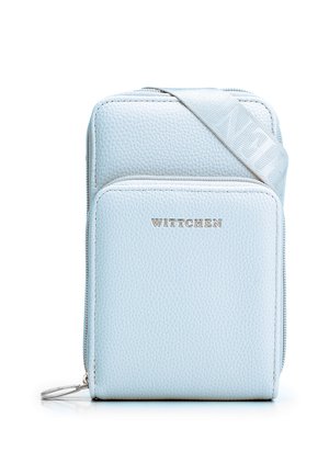 Sac bandoulière en cuir texturé bleu clair avec poche zippée à l'avant, tirette argentée et sangle réglable avec le nom de la marque "WITTCHEN".
