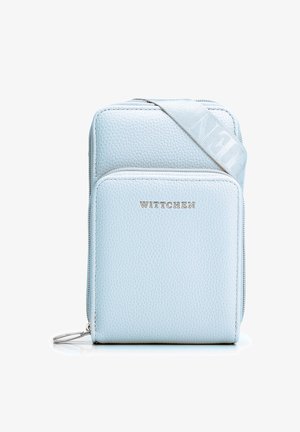 Sac bandoulière en cuir texturé bleu clair avec poche zippée à l'avant, tirette argentée et sangle réglable avec le nom de la marque "WITTCHEN".