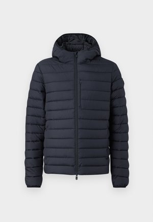 Giacca a vento imbottita di un blu navy scuro, con sezioni a quadretti orizzontali, cappuccio, chiusura frontale con zip e tasca sul petto con cerniera.