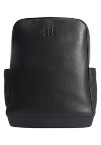 Zaino in pelle nera con una texture liscia, bordi arrotondati, tasche laterali e un logo in rilievo discreto sulla parte anteriore.
