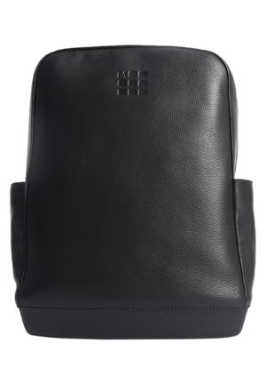 Zaino in pelle nera con una texture liscia, bordi arrotondati, tasche laterali e un logo in rilievo discreto sulla parte anteriore.