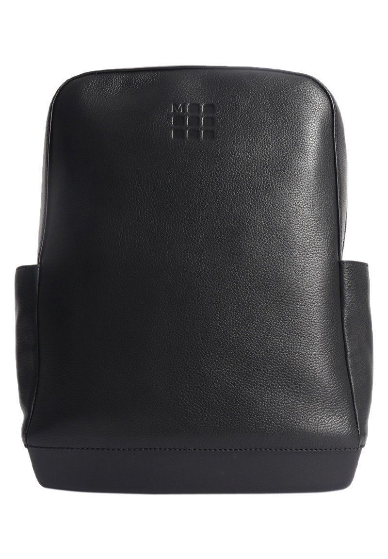 Zaino in pelle nera con una texture liscia, bordi arrotondati, tasche laterali e un logo in rilievo discreto sulla parte anteriore.