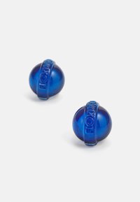 Pendientes de botón de plástico azul con un acabado brillante, que presentan una banda elevada con el texto "Fiorucci" alrededor del centro. Forma redonda, diseño compacto.