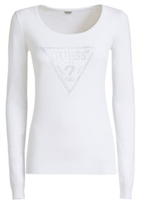 Weißer Pullover mit langen Ärmeln und Rundhalsausschnitt, mit einem erhöhten Guess-Logo innerhalb eines Dreiecks auf der Brust.