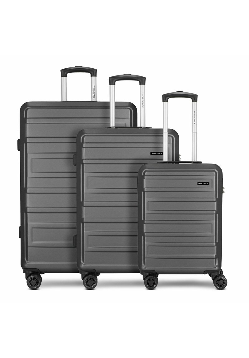 Juego de tres maletas de plástico duro en color gris con superficie texturizada, asas telescópicas y cuatro ruedas cada una para una fácil maniobrabilidad.