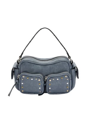 Szara torba z ekoskóry o zaokrąglonym kształcie, z dwoma przednimi kieszeniami ozdobionymi metalowymi ćwiekami oraz krótkim uchwytem do noszenia. Zapięcie na zamek błyskawiczny.