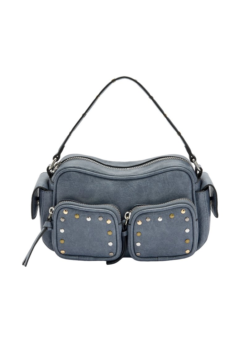 Szara torba z ekoskóry o zaokrąglonym kształcie, z dwoma przednimi kieszeniami ozdobionymi metalowymi ćwiekami oraz krótkim uchwytem do noszenia. Zapięcie na zamek błyskawiczny.