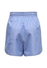Short bleu clair à rayures blanches verticales avec une taille élastique, vue de face sur fond blanc.