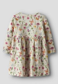 Blommönstrad klänning i mjukt tyg, med långa ärmar, rund halsringning och en samlad midja. Färgerna inkluderar rosa, gult och blåa fjärilar.