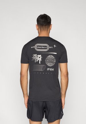 ADI365 TEE - Nyomott mintás póló - black