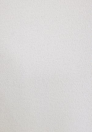 Fehér, texturált szövet, finom, egyenletes szövésű. A felülete sima, finom, egységes mintázattal rendelkezik.