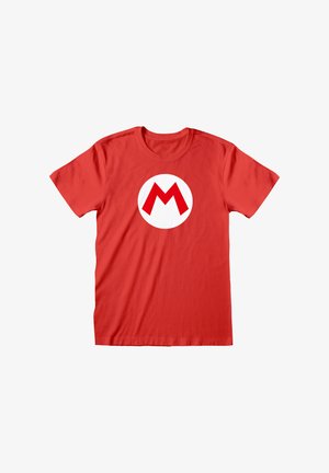 T-shirt rossa in cotone con un grande cerchio bianco al centro, sul quale è stampata una grande "M" rossa. Maniche corte e vestibilità classica.