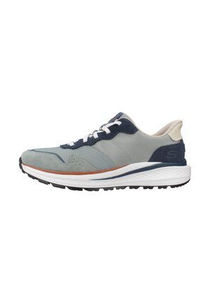 Zapatillas deportivas en gris y azul marino con un upper texturizado, cordones blancos, una entresuela acolchada y una suela de goma negra.