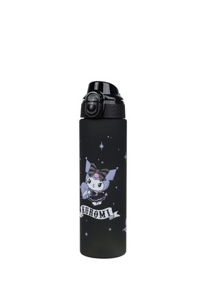 Schwarze Wasserflasche mit Klappdeckel mit einer Cartoonfigur, die eine lila Narrenkappe trägt, und dem Text "KUROMI" darunter.