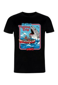 Černé bavlněné tričko s barevným grafikou rybářské scény s žralokem. Text říká „Můj první rybářský výlet“ a „ČELUSTI.“