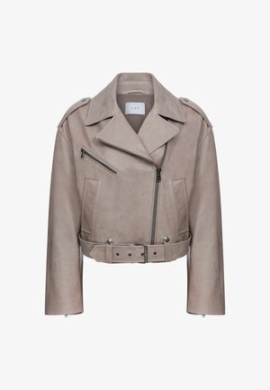 Geknipte, lichtbeige leren motorjack met grote kraag, ritszakken en een ceintuur in de taille; gladde textuur met minimale hardware accenten.