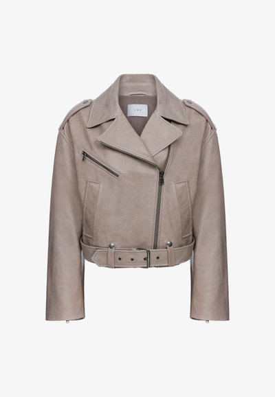 Gekürzte, hellbeige Leder-Motorradjacke mit großem Kragen, mit Reißverschlüssen versehenen Taschen und einem taillierten Gürtel; glatte Textur mit minimalen Hardware-Akzenten.