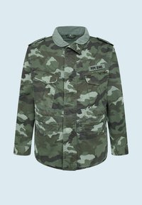 Vihreä ja tummanvihreä maastokuvioj takki etutaskuilla, napillinen kaulus ja "PEPE JEANS" -merkki vasemman rintataskun päällä.