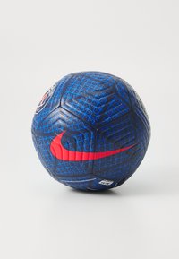 Nike fodbold, mørkeblå med et geometrisk mønster, har et fremtrædende rødt logo, struktureret overflade og en sømløs design for holdbarhed.