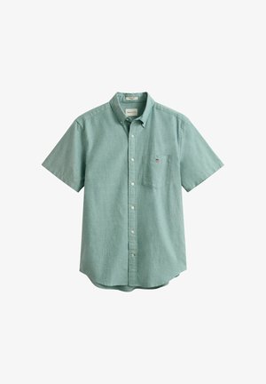 Kortärmelig mintgroen overhemd met knopen, een borstzak aan de voorkant en een klein logo, plat gelegd op een witte achtergrond.