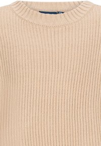 Beżowy sweter dzianinowy z okrągłym dekoltem, z teksturowanym, prążkowanym wzorem i lekko luźnym krojem. Idealny do noszenia w warstwach.