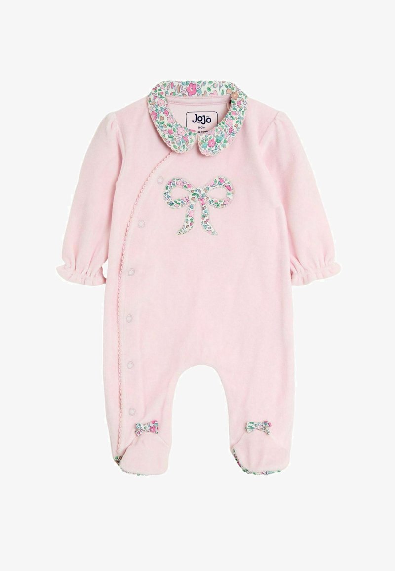 Salopetă pentru bebeluși din fleece roz, cu guler floral, prezentând o detaliere cu fundiță, închidere tip capsă și mâneci gathered. Accente la manșete cu bordură florală.