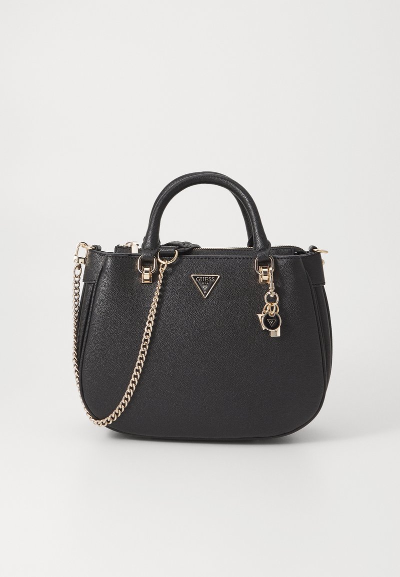 Sac à main noir en matériau synthétique texturé, avec des accessoires en ton or, une bandoulière en chaîne et un charm en forme de verrou décoratif.
