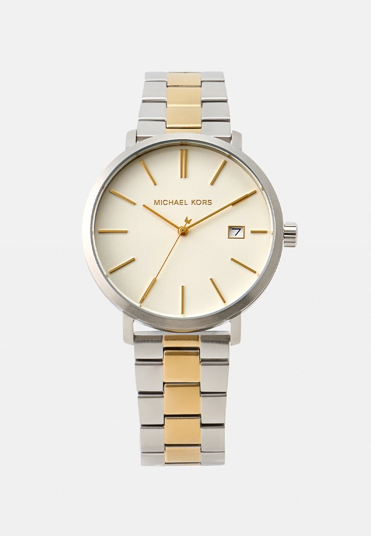 Montre ronde en métal argenté et doré avec un cadran doré clair, marqueurs minimalistes, affichage de la date et un bracelet bi-ton.