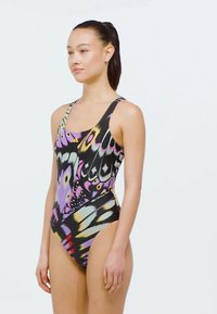 Jednodílné plavky s motivem motýlů v purpurové, černé a pastelových barvách, s vysokým výstřihem na nohou a tenkými ramínky.