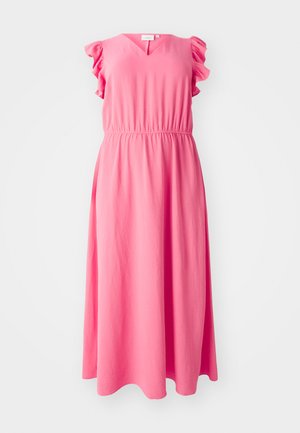 Robe maxi rose avec une encolure en V, des manches courtes à volants et une taille élastique, présentant une texture douce et une silhouette fluide.