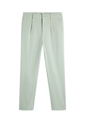 Pantaloni sartoriali grigio chiaro con pieghe anteriori, passanti per cintura e chiusura con bottone in vita.