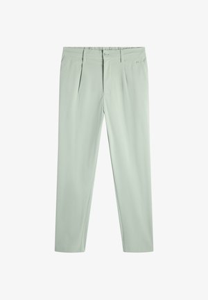Pantaloni sartoriali grigio chiaro con pieghe anteriori, passanti per cintura e chiusura con bottone in vita.