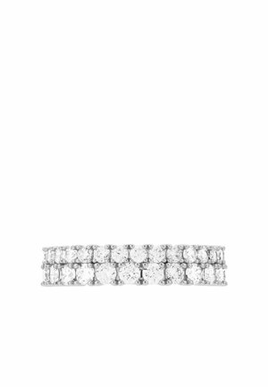 Weißgoldring mit zwei Reihen rund geschliffener klarer Diamanten nebeneinander auf einfachem weißen Hintergrund.