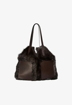 Braune Pelztasche mit glatten Lederakzenten und zwei großen Taschen. Die Pelzstruktur ist weich und bildet einen Kontrast zur eleganten Lederoberfläche.