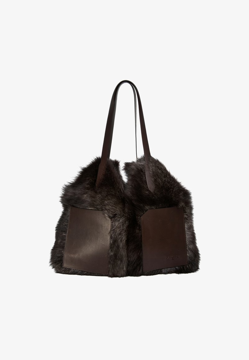 Borsa a mano in pelliccia marrone con dettagli in pelle liscia e due grandi tasche. La texture della pelliccia è morbida, in contrasto con la finitura elegante della pelle.