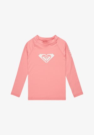 Rash guard de manga larga en rosa pastel, hecho de un tejido elástico. Cuenta con un gráfico de un corazón blanco en el pecho y el logo en la manga.