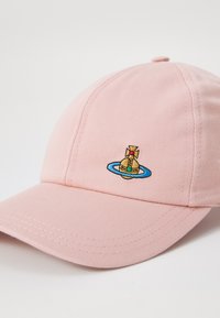 Căciulă de baseball roz, realizată din bumbac, cu un bor curbat. Prezintă un design brodat cu o rachetă și o planetă în culori vibrante.