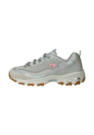 Lichtgrijze Skechers sneaker met roze logo, vetersluiting aan de voorkant, textuurzool met bruine tread en gevoerde kraag.