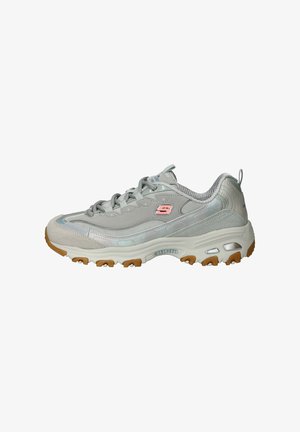 Zapatilla Skechers de color gris claro con logo rosa, cordones en la parte frontal, suela texturizada con taco marrón y cuello acolchado.