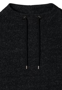 Černá mikina s kapucí, vyrobená z texturované tkaniny, s kontrastními šňůrkami a kovovými hroty, a jednoduchým designem výstřihu.