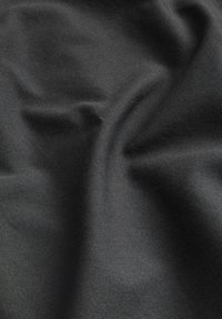 Material texturat negru cu o ușoară strălucire, ce prezintă pliuri și cute moi. Suprafața este netedă, având un aspect uniform.