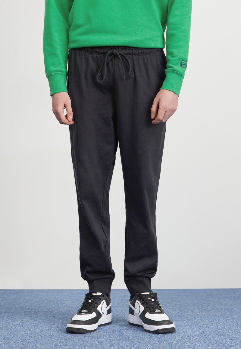 Nike Sportswear - CLUB KNIT JOGGER - Pantalones deportivos - black/(white), Ampliar