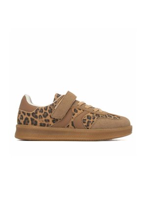 Zapatilla marrón con estampado de leopardo, con tira de velcro, cordones, suela de goma y forro interior blanco, vista de lado sobre fondo blanco.
