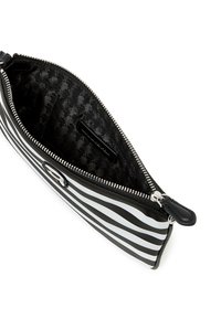 Pochette à rayures noir et blanc avec une fermeture éclair, présentant un intérieur texturé noir avec un motif pied-de-poule et un tirette en métal.