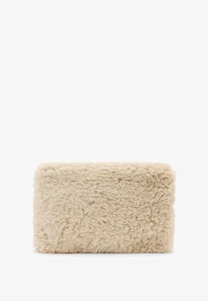 Beige rechthoekige clutch gemaakt van zacht, getextureerd faux fur met een donzige oppervlakte. Geen zichtbare hardware of sluitingen.