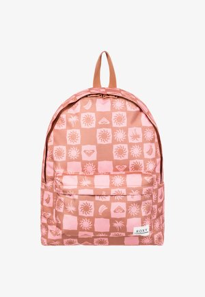 Roze rugzak met een geometrisch patroon, voorzien van zon- en hartmotieven, een hoofdvak met rits en een voorklep. Roxy-logo label zichtbaar.